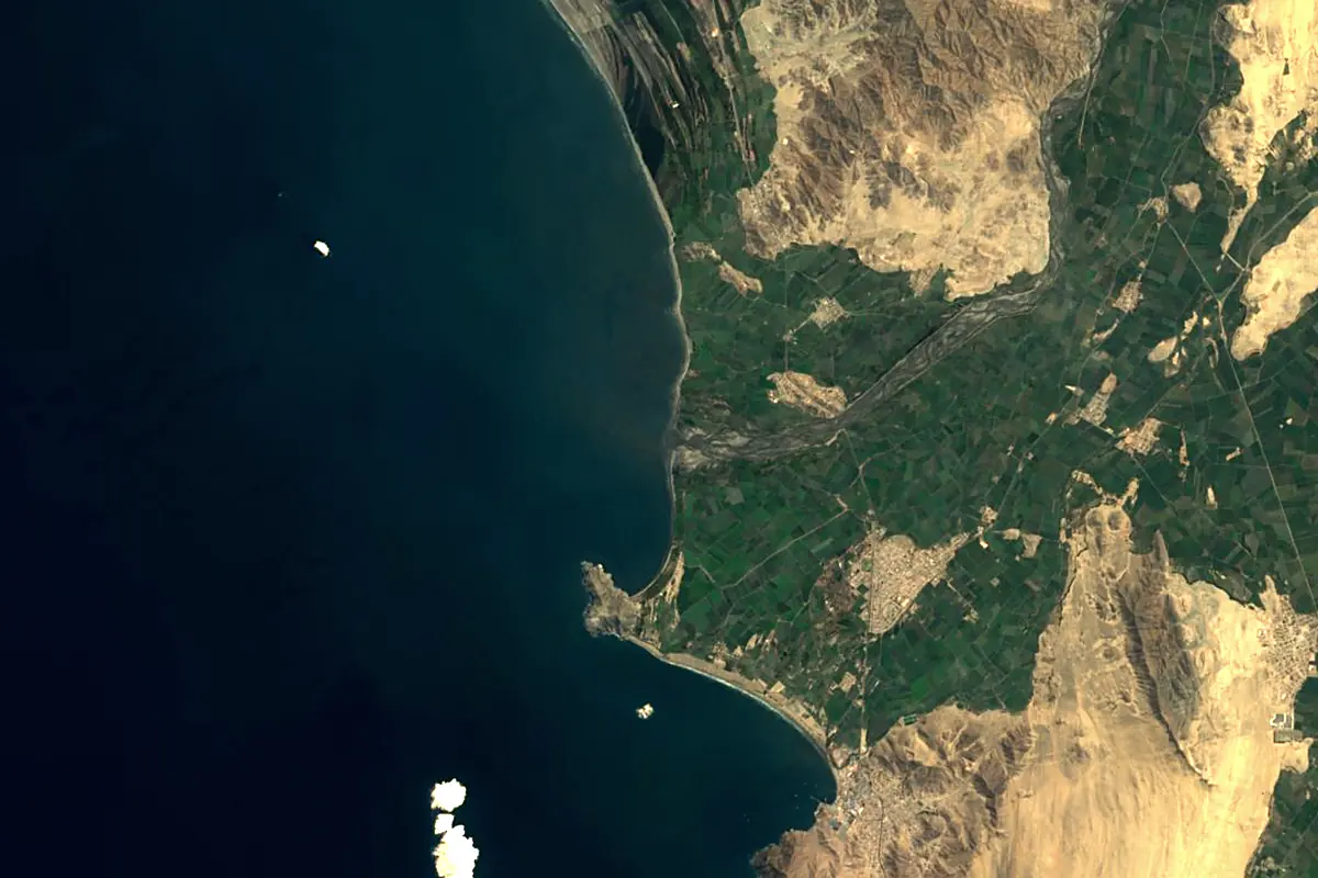 Santa River: satellite view of the mouth