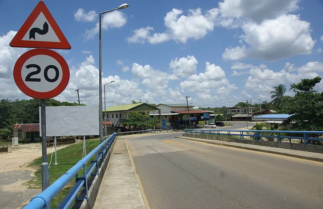 Uitkijk (Suriname) 20160924 vanaf de brug over de Saramaccarivier