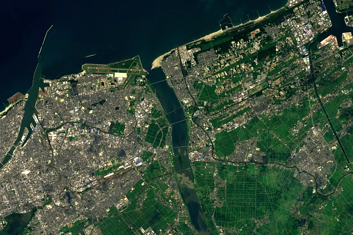 Shinano River: satellite view of the mouth