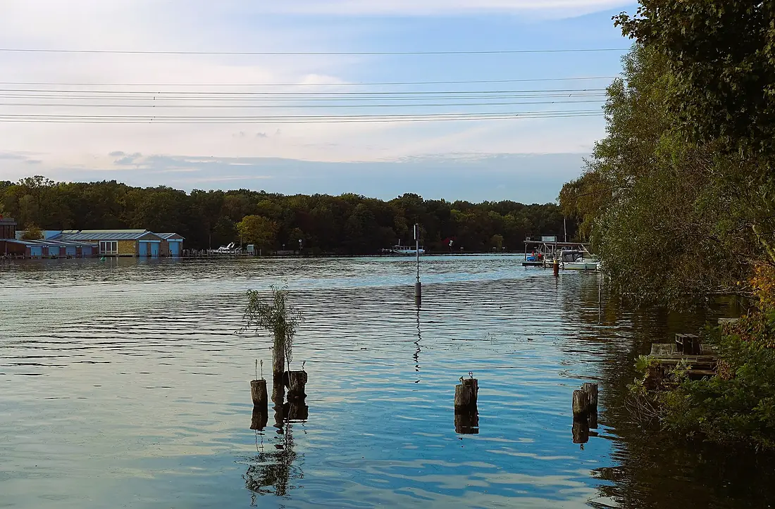 Die Spree in Berlin-Treptow, links der Ortsteil Plänterwald, rechts Oberschöneweide, Bild 1