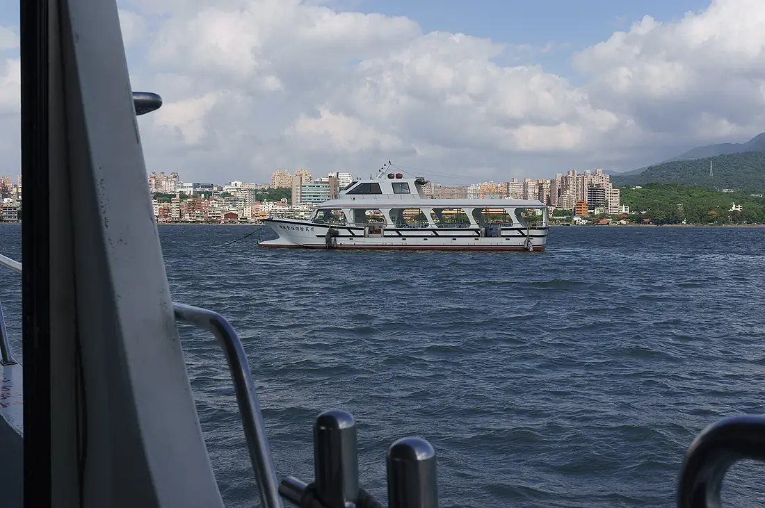 2017-10-25 view from a ferry on Danshui River