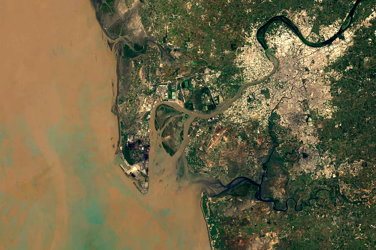 Tapti River: satellite view of the mouth