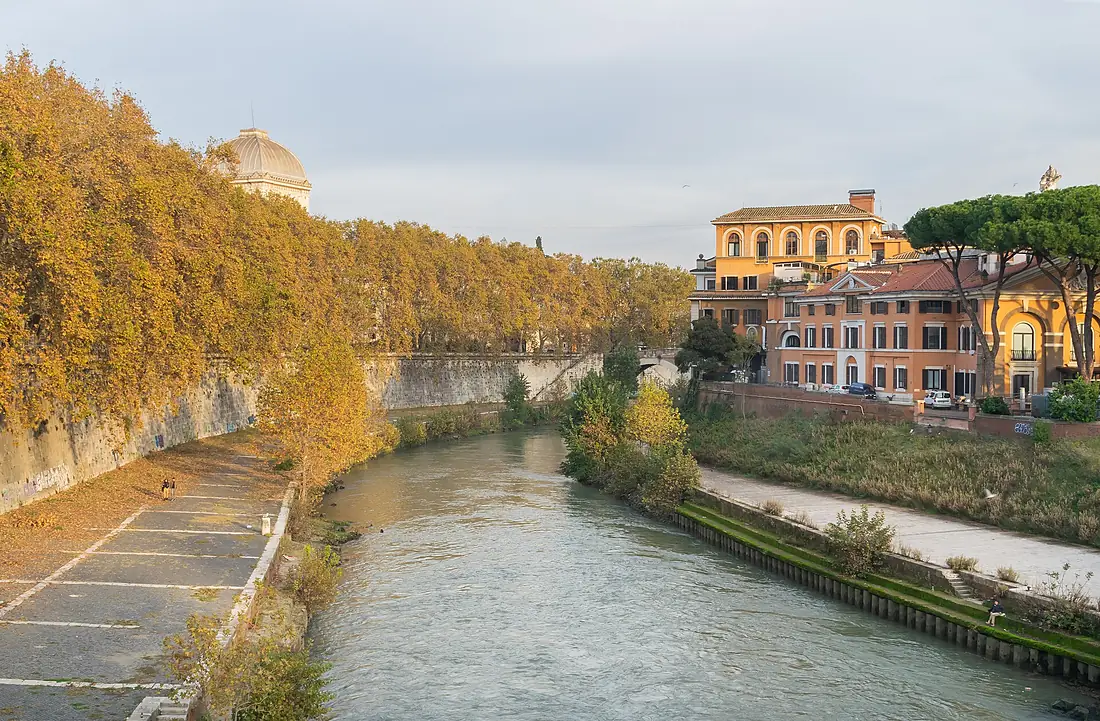 Tiber river at Lungotevere de' Cenci