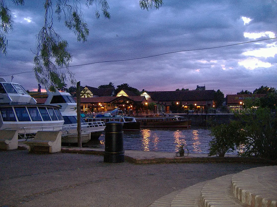 Alvorada no porto de Tigre (Argentina)