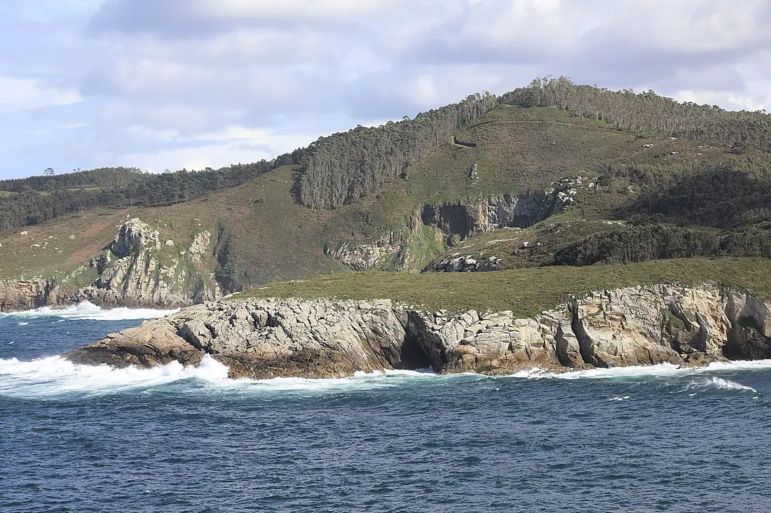 2025 Vista dos arredores da praia de Sucastro dende as ruínas de San Tirso