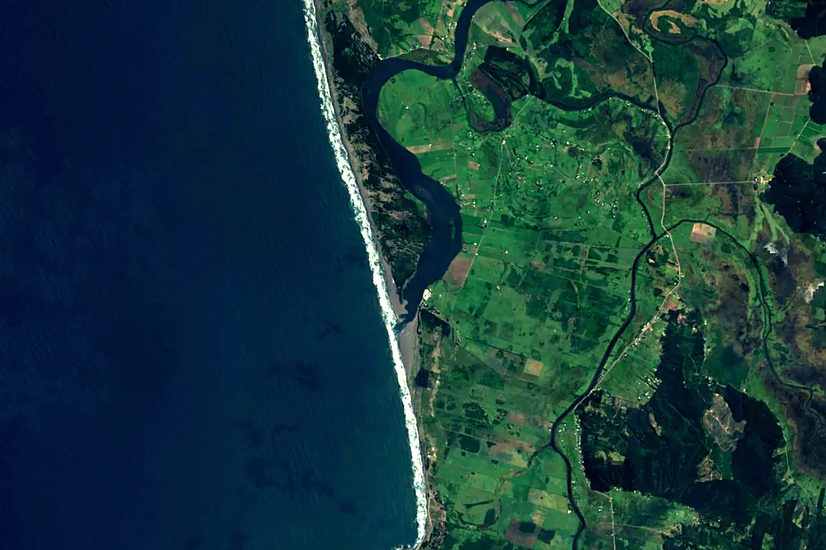 Toltén River: satellite view of the mouth