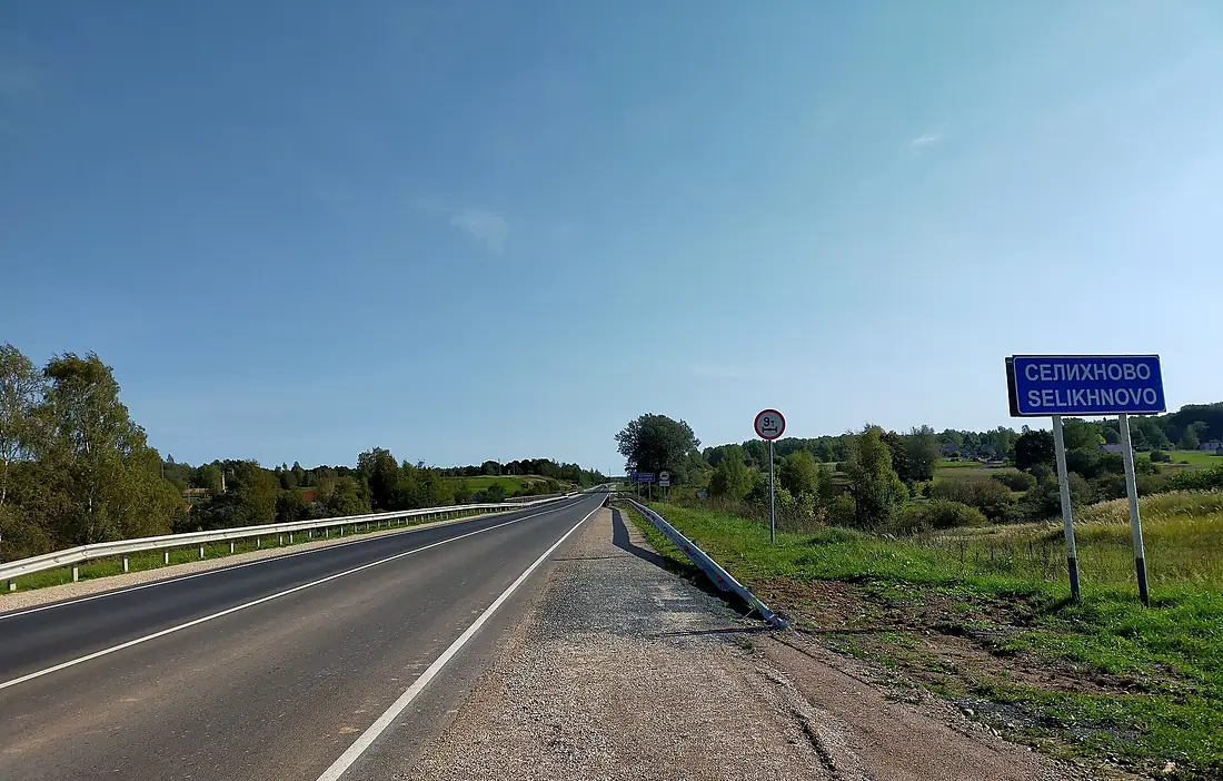 Selikhnovo village road signs, bridge over the Velikaya river