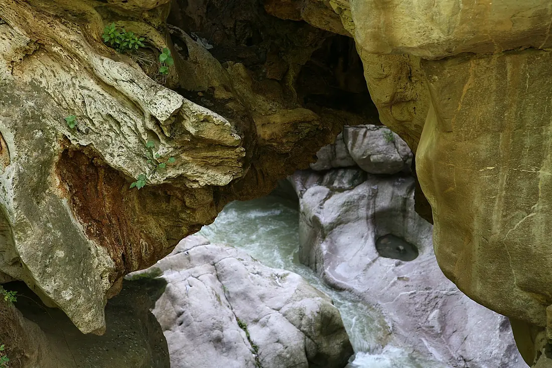 Devil Bridge vorotan river