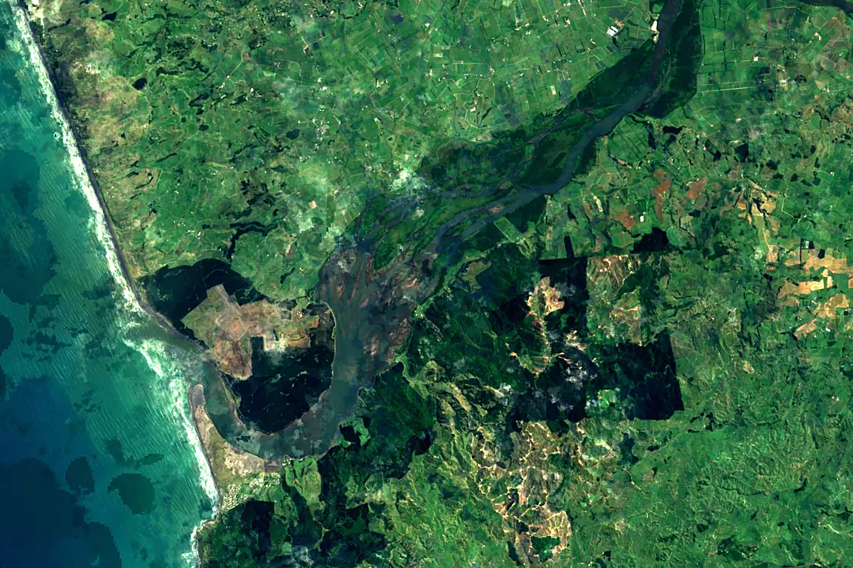 Waikato River: satellite view of the mouth