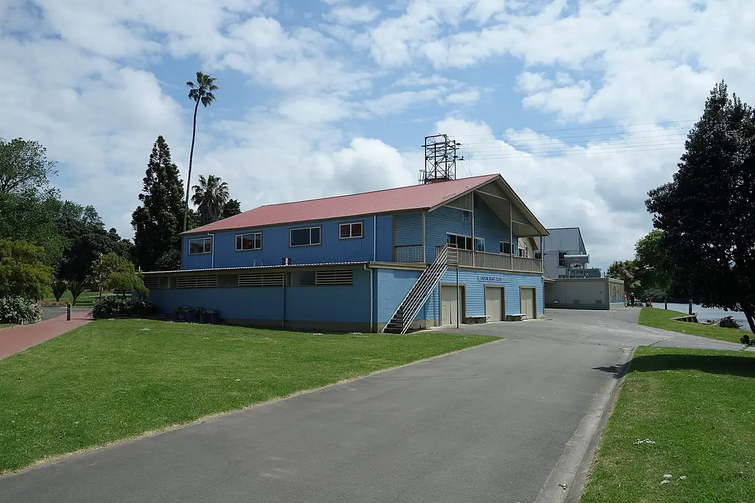 Building fronting the Whanganui River 880