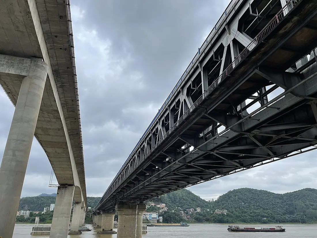 Under the Zhaoqing Xijiang Bridge