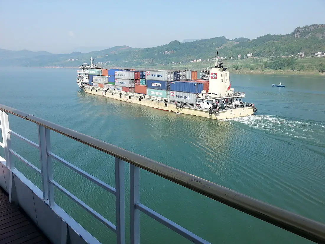 A container carrier on yangtze