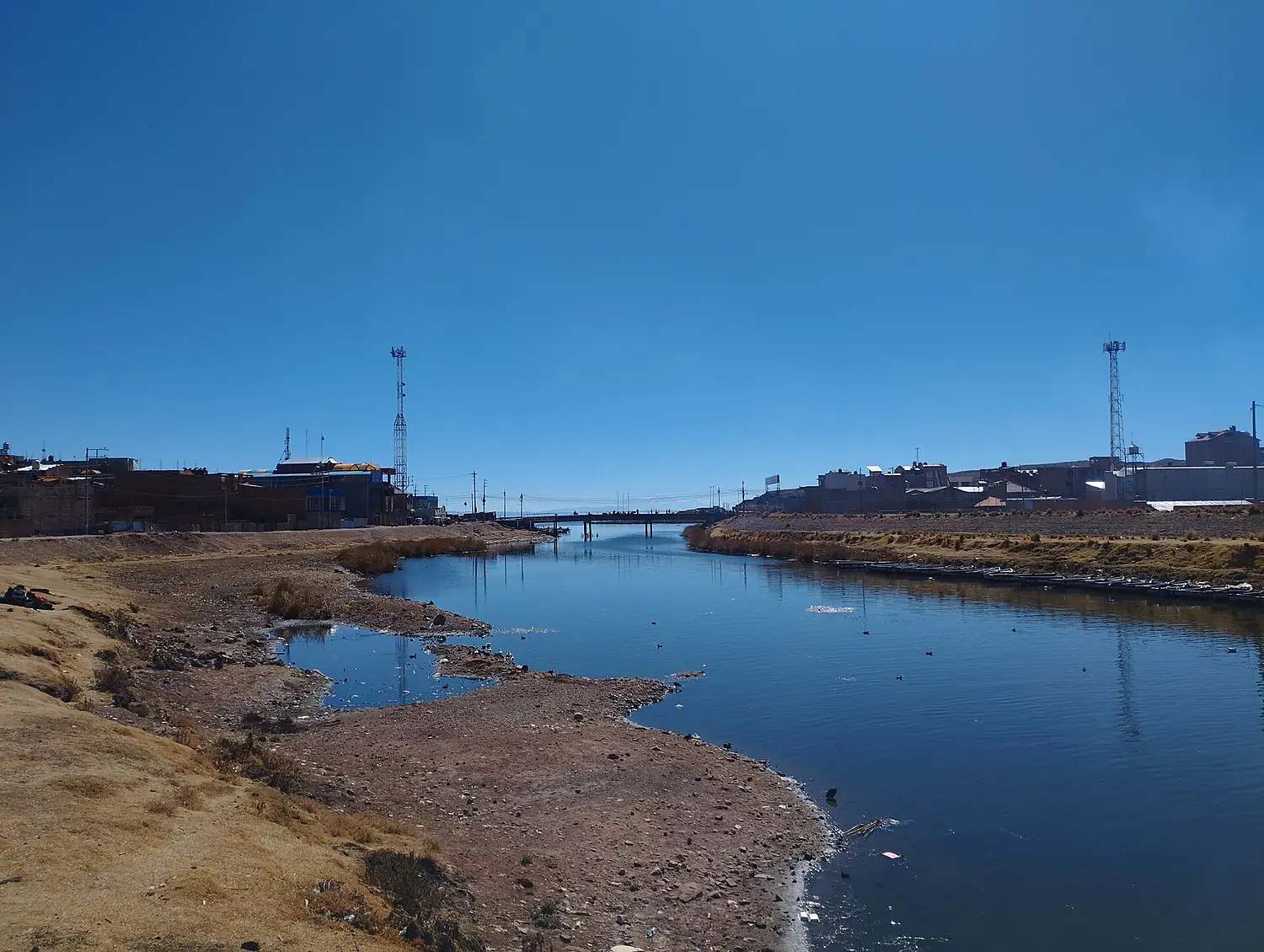 Vista de puente migratorio de Desaguadero, Perú 08